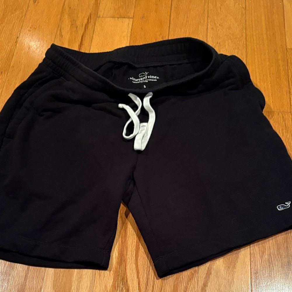 Vineyard Vines Men's Dark Shorts with White Drawstring